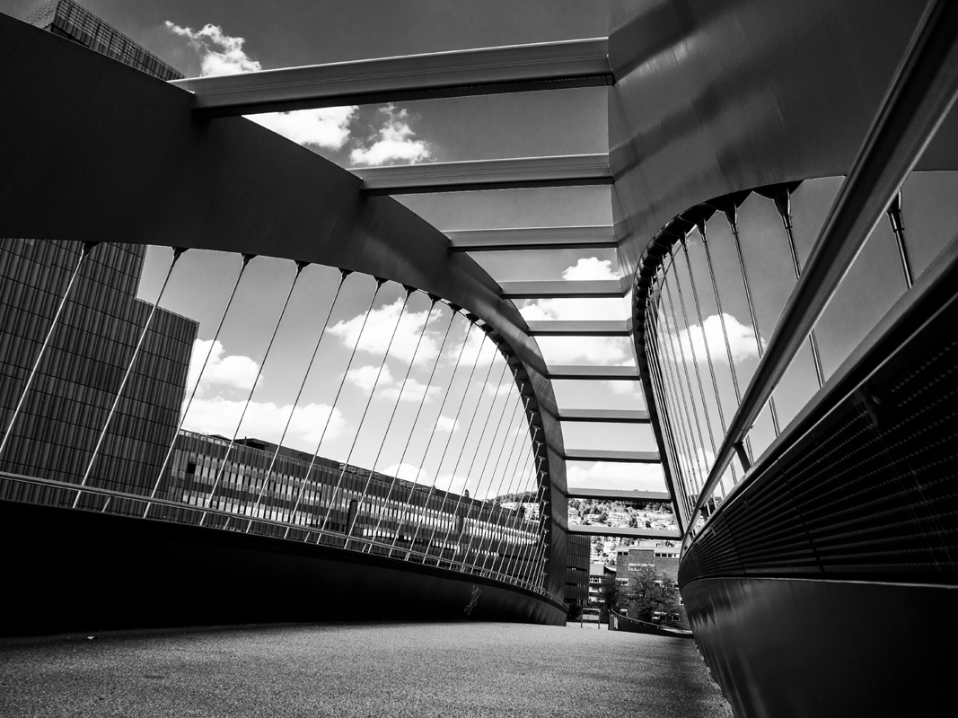 gleisbogenpasserelle-zurich-bridge-wide-angle-blackandwhite